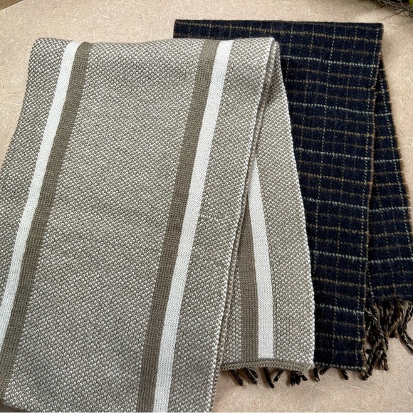 CHAPS & SAKKAS, NWT, WINTER SCARVES. - Picture 6 of 9